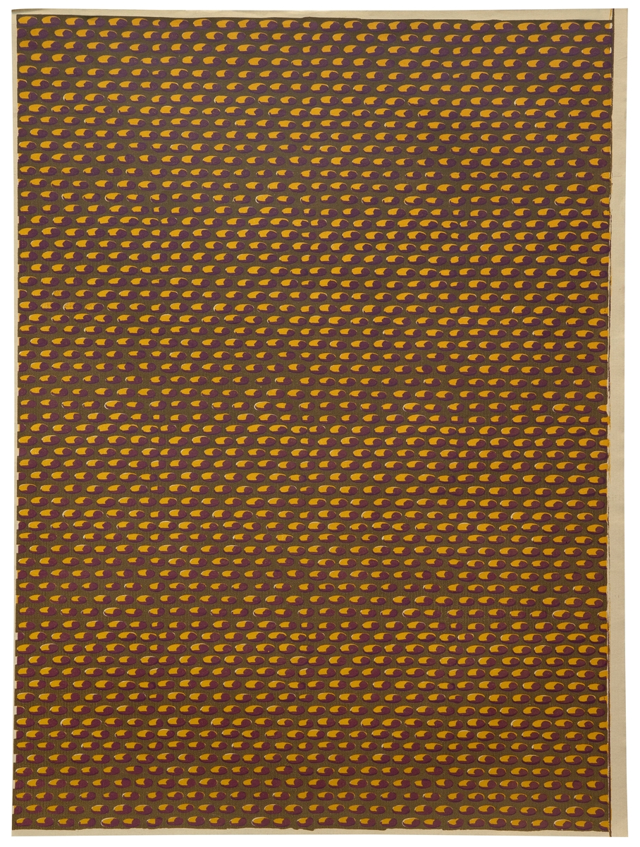 Rektangulært dekorativt papir med mønsteret "Fugleæg". Forsiden er dekorert med et repeterende mønster av ovale former i ulik størrelse - vekslende mellom lilla og gule partier - på brun bunn. Mønsteret skal forestille stiliserte fugleegg.