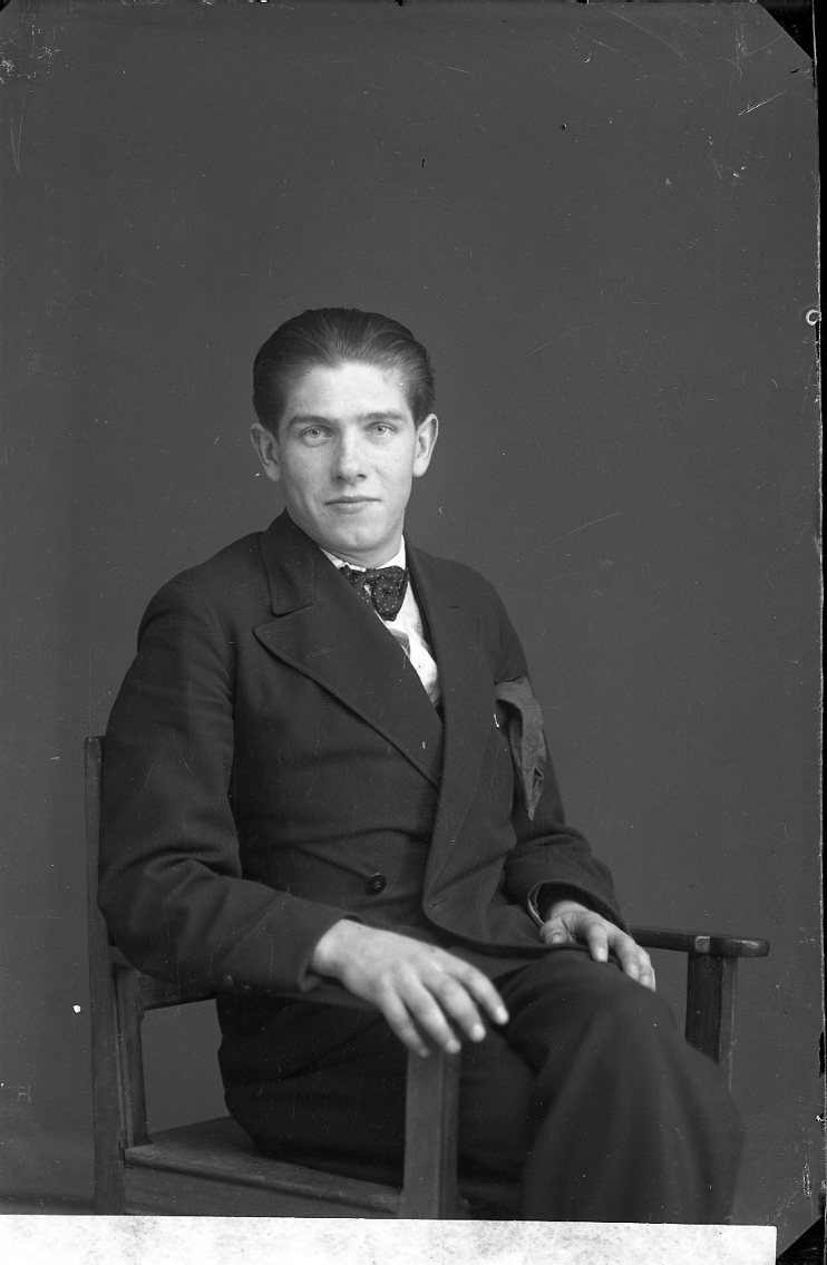 Porträtt av en ung man med fluga.