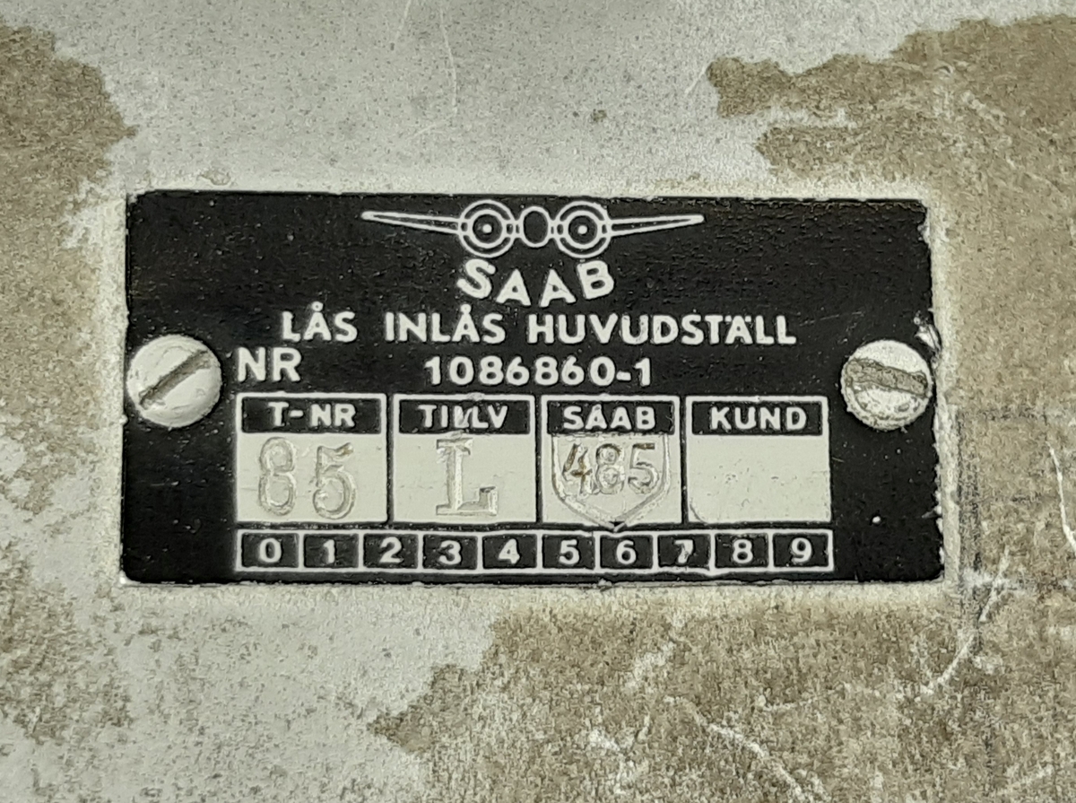 Instruktionsmaterial i form av ett uppskuret lås, inlås för huvudställ till flygplan 32. Märkt: INSTRUKTIONSMTRL, M778:M58-32, 2/2, uppskuret lås, inlås-huvudställ, fpl 32, Saab 1086860-1. Tillverkningsnummer: 2.