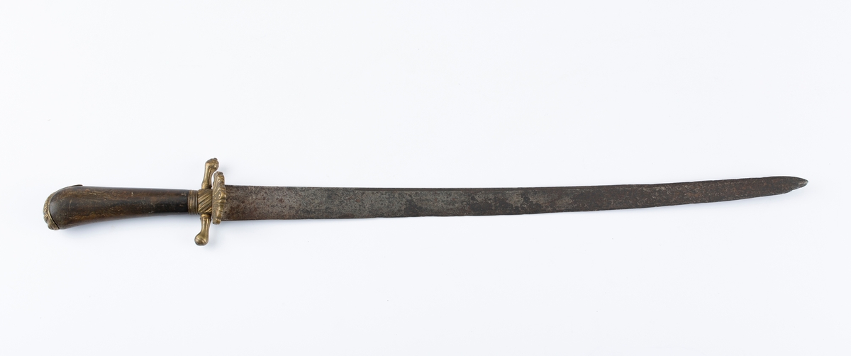 Hirschfenger, 1700-tall. Treskjefte med parerstenger og liten vifteformet parerplate med strekdekor. Håndtaket avsluttet med stilisert dyrehode. Villsvin og akantus gravert på klingen.