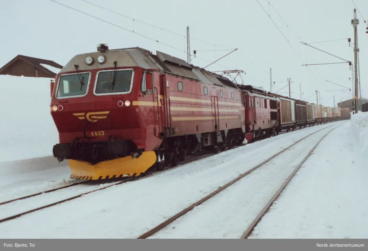 Diesellokomotiv Di 4 653 som ekstra forspannlokomotiv og elektrisk lokomotiv El 14 2173 som forspanlokomotiv i godstog 5511 på Finse stasjon