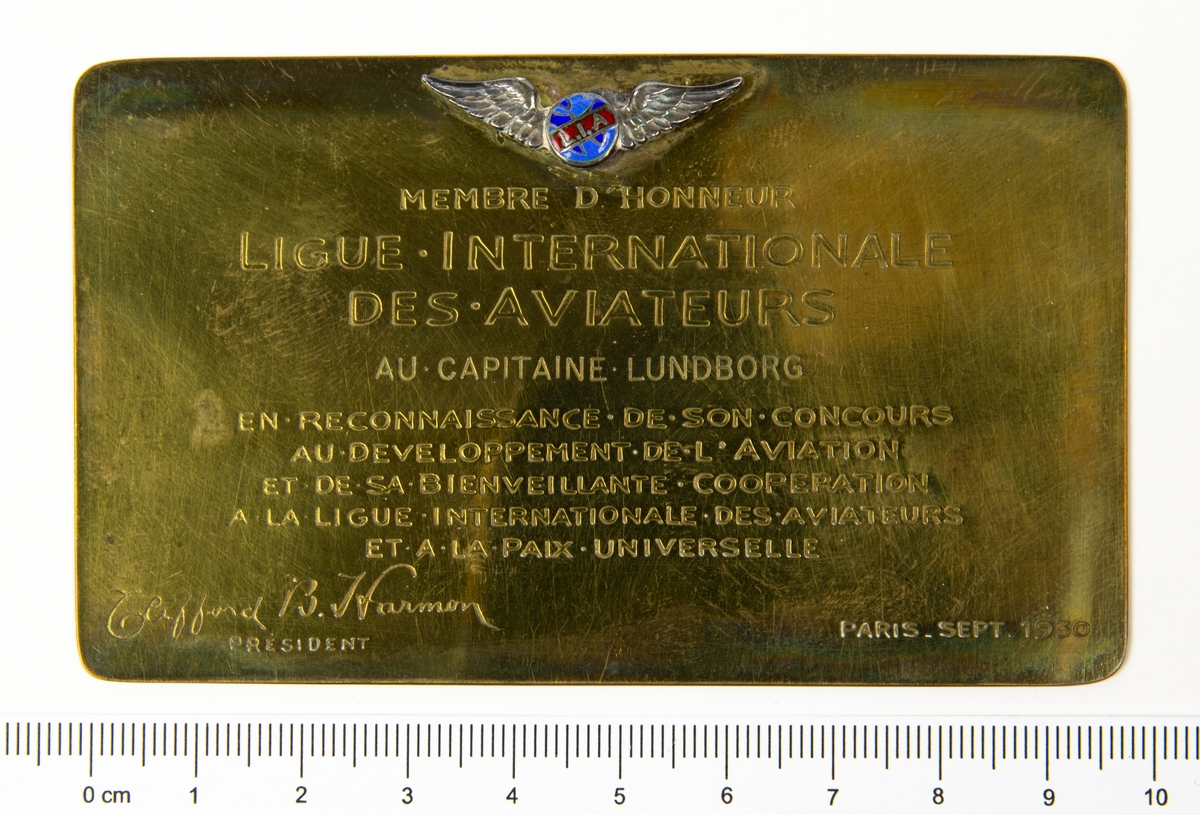 Plaketten är för hedersmedlemsskap i "ligue Internationale des aviateurs" för kapten Einar lundborg (1896-1931) plaketen förvaras i läderfodral.