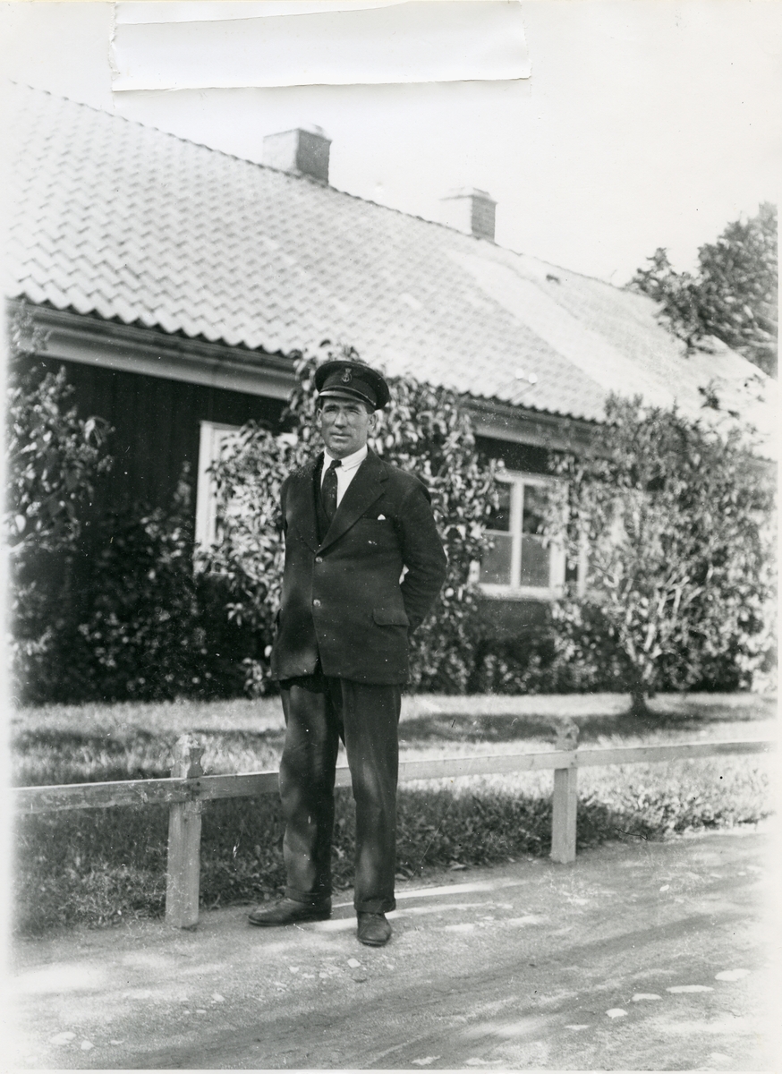 Västerås, Munkängen.
Kranförman Emil Engström utanför Hamnkontoret, 1930.