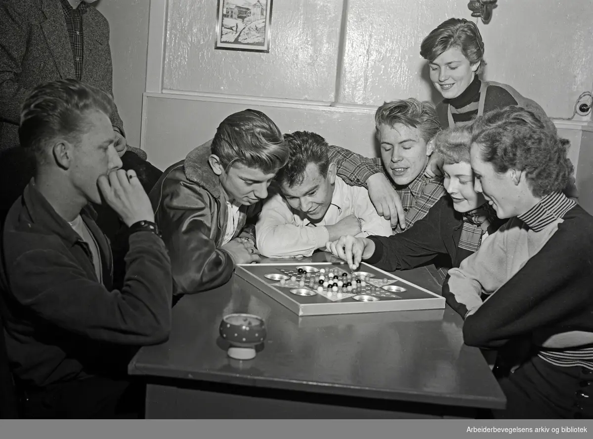 Medlemmer av Sagene og Ila AUL innvier sitt nye hobbyrom med kinasjakk. Desember 1953.