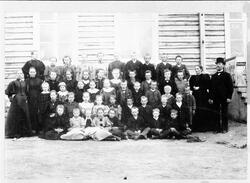 Fagernes skole i Totenvika, 28/9-1896. Lærere og elever saml