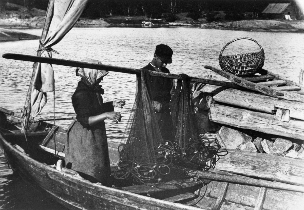 En pojke och en flicka reder fiskenäten (garnen) i en segelbåt.
(Bild 1: F211; Bild 2: E5299)