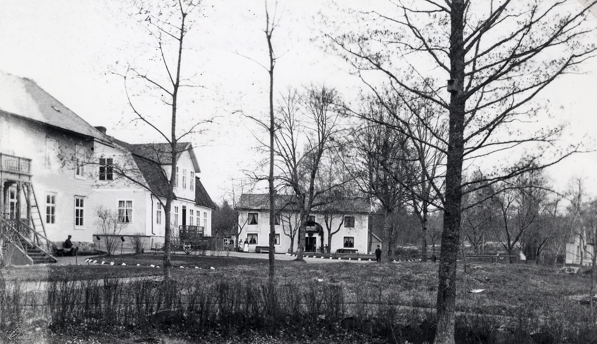 Evedals hälsobrunn fr. öster på 1880-talet. Vid byggnaden längst bort i fonden har man rest en äreport, för bröllop (?).