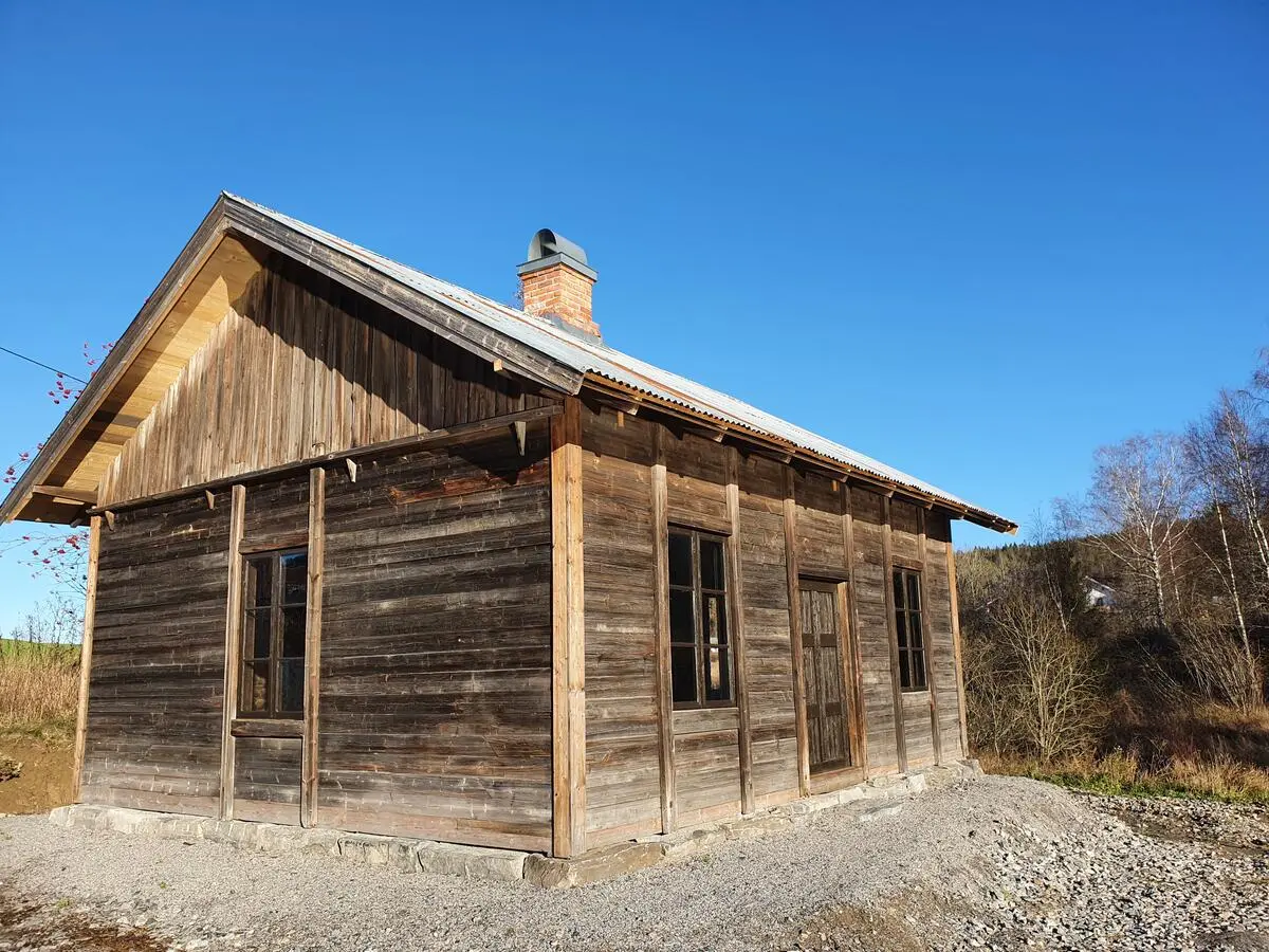 Iversmia. Dokumentasjonsfoto av Iversmia på Almenninga. Foto av ene kortsiden og framsiden.