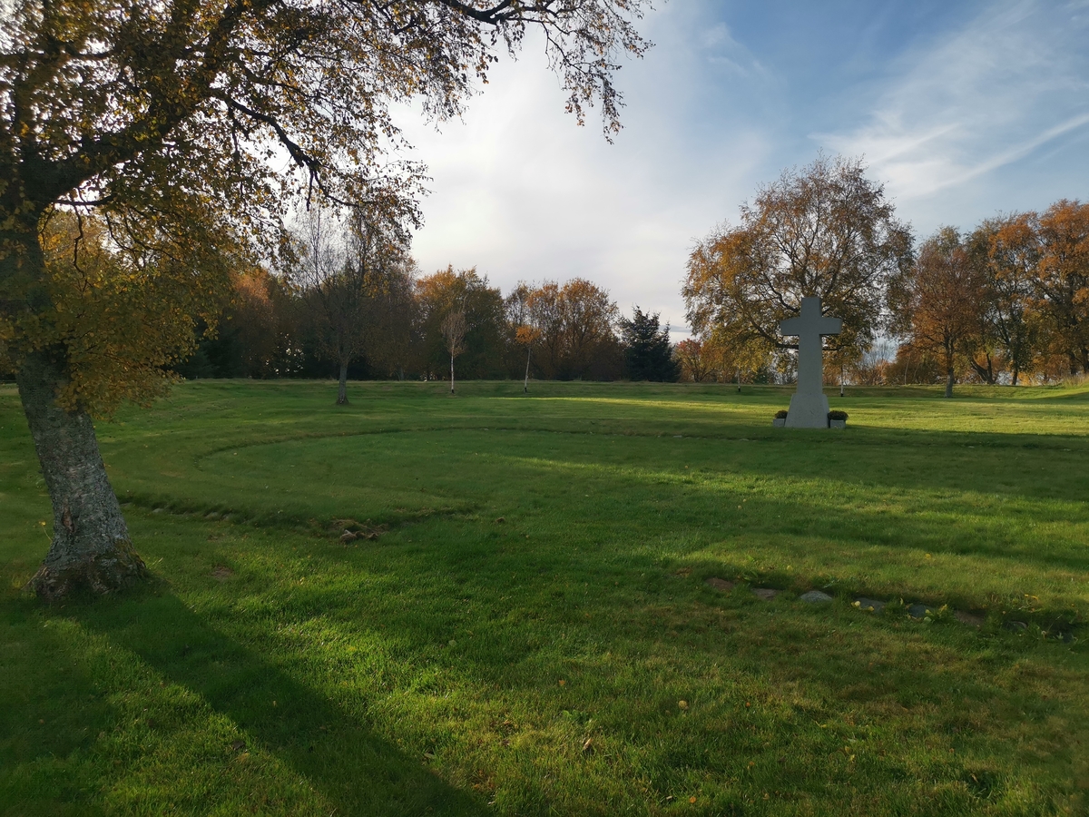 Gravplass og minnesmerke på Tjøtta internasjonale krigsplass ("Rigel-kirkegården") i september 2021.