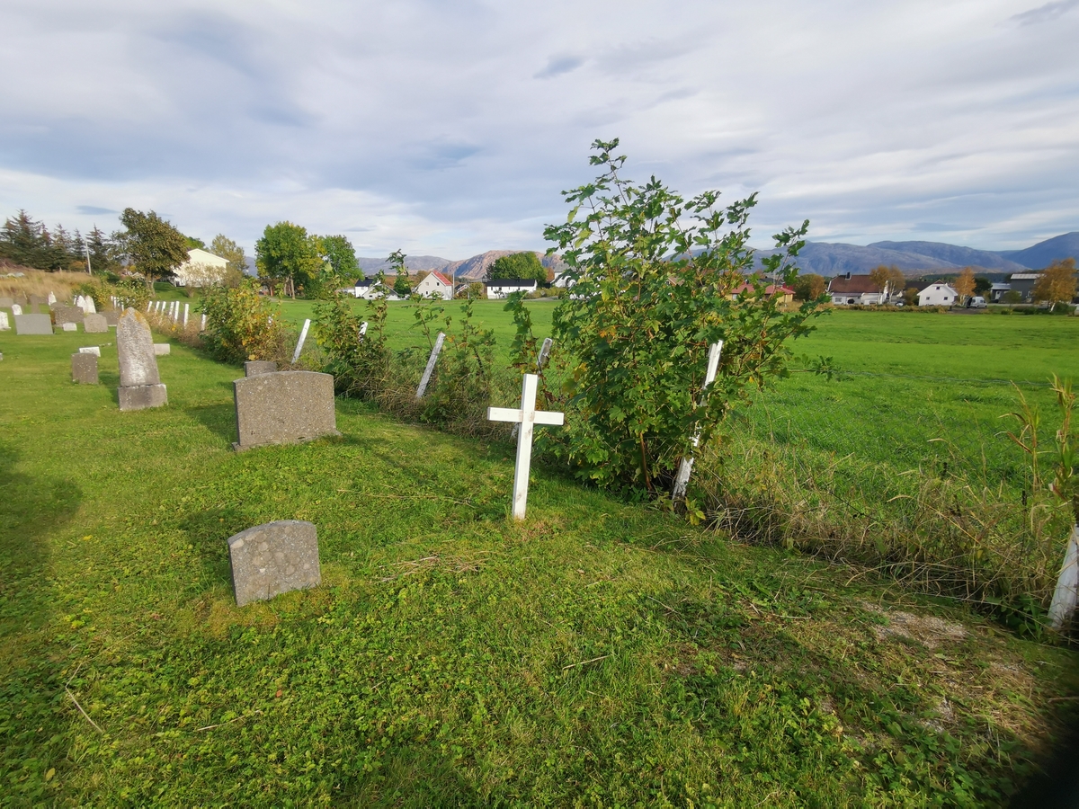 En av de omkomne fra "Rigel"-forliset i 1944 ble gravlagt på Tjøtta gamle kirkegård. Navn og nasjonalitet er ukjent. Pr. september 2021 er grava markert med et trekors som har følgende tekst: "Ukjent soldat. Omkom 27.11.1944 ved bombing av MS Rigel"."