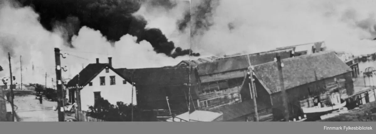 Sentrum og havna i Vadsø brenner etter sovjetisk flyangrep 23. august, 1944. Fotografert fra trappa på telegrafstasjonen av en  ansatt i Telegrafverket (som det het helt til 1969). To fotografier satt sammen. 
