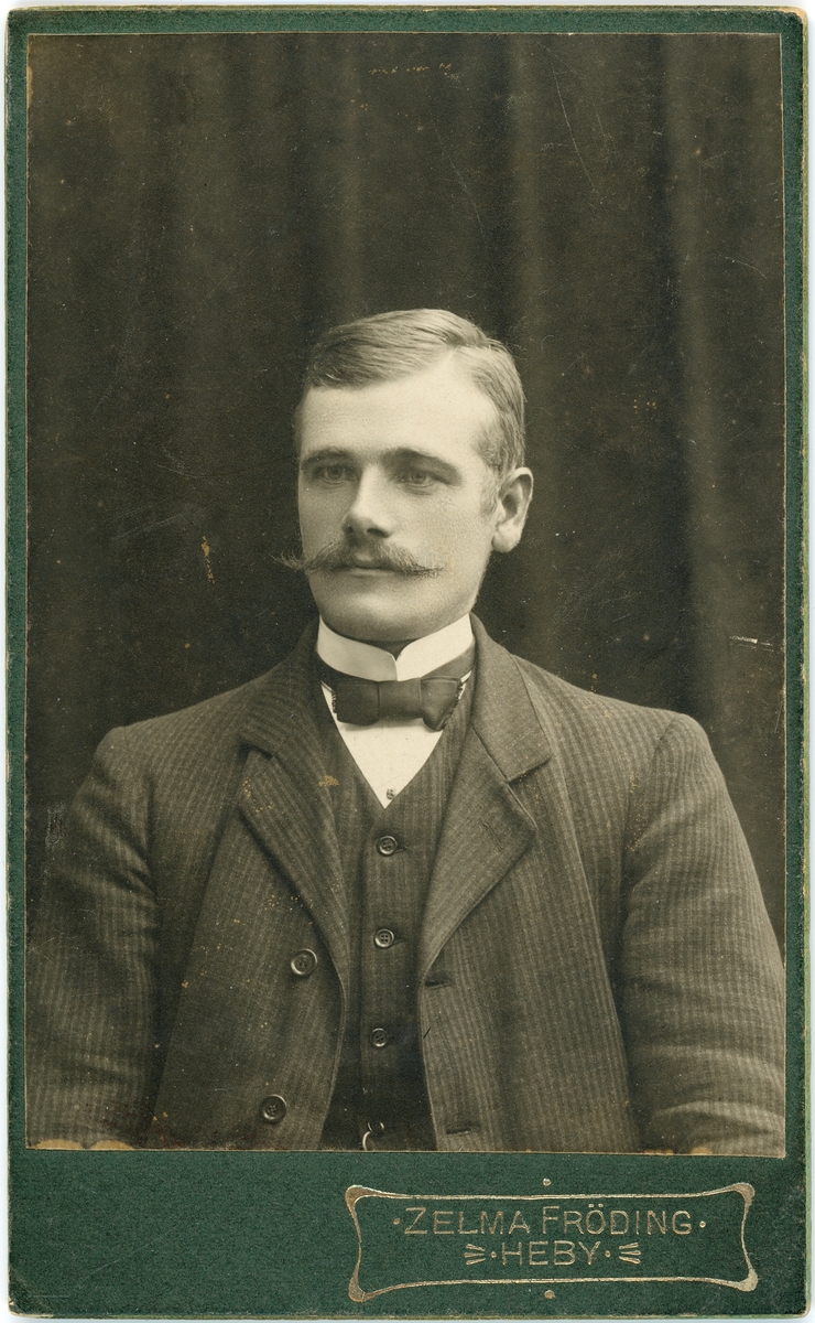 Kabinettsfotografi - man, Heby, Uppland tidigt 1900-tal