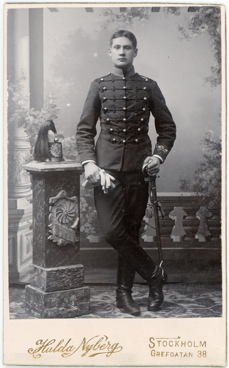 Kabinettsfotografi - ung man i uniform, Stockholm