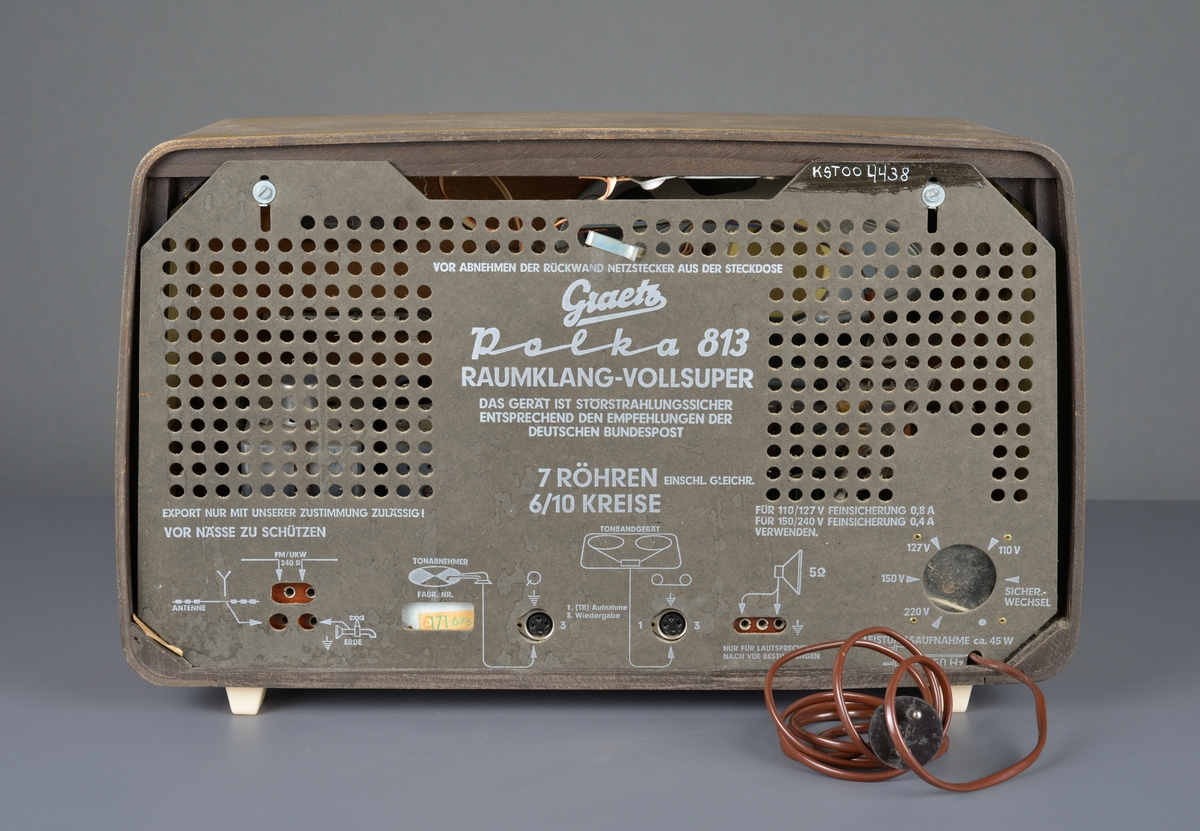 Radiomottaker i trekabinett. Modell Polka 813
Ble produsert i årene 1959 - 1961
2 kortbølge, FM og UHF
Høytalere i sidene på chassiet. 
Uttak for platespiller, lydbånd og ekstra høytalere bak. 
Strømforsyning: 110, 127, 150 og 220V
Produksjons nr: 171075