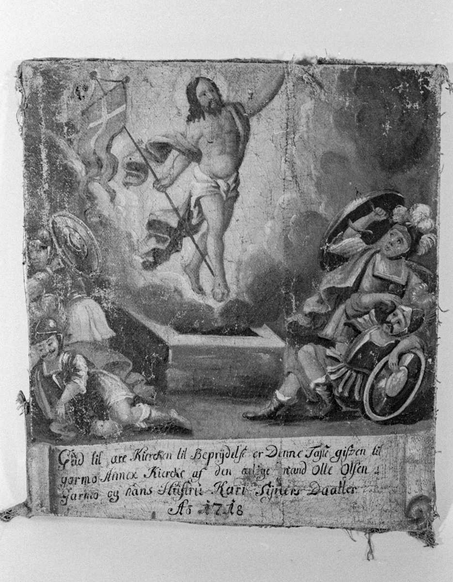 Jesu oppstandelse med romerske soldater på høyre og venstre side. Tekstfelt under motivet.