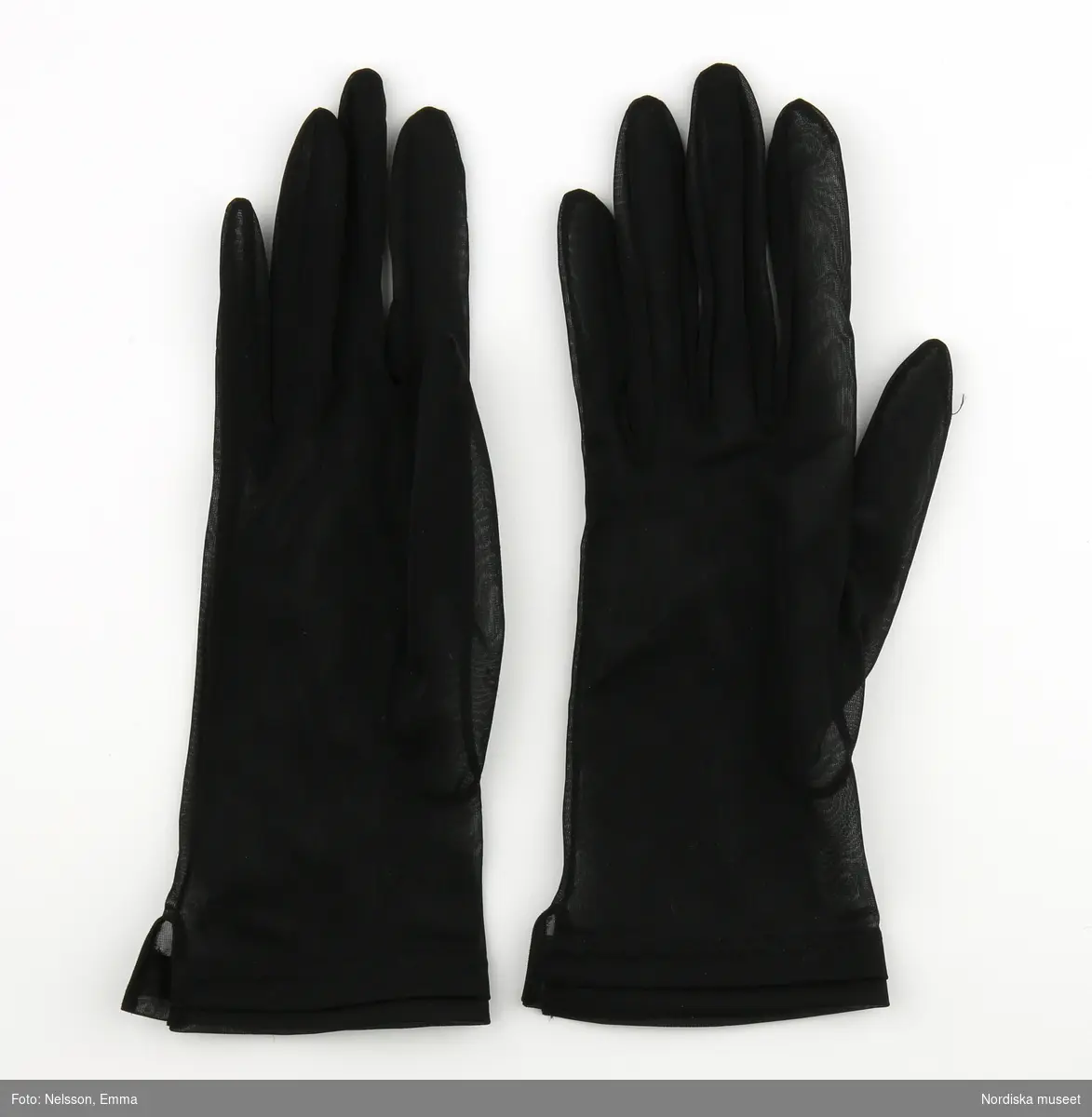 Tunna svarta handskar utan dekor förutom en extra liten kant i överkanten faststickad med tvillingnål i sicksackform.
/Magdalena Fick 2012-05-21