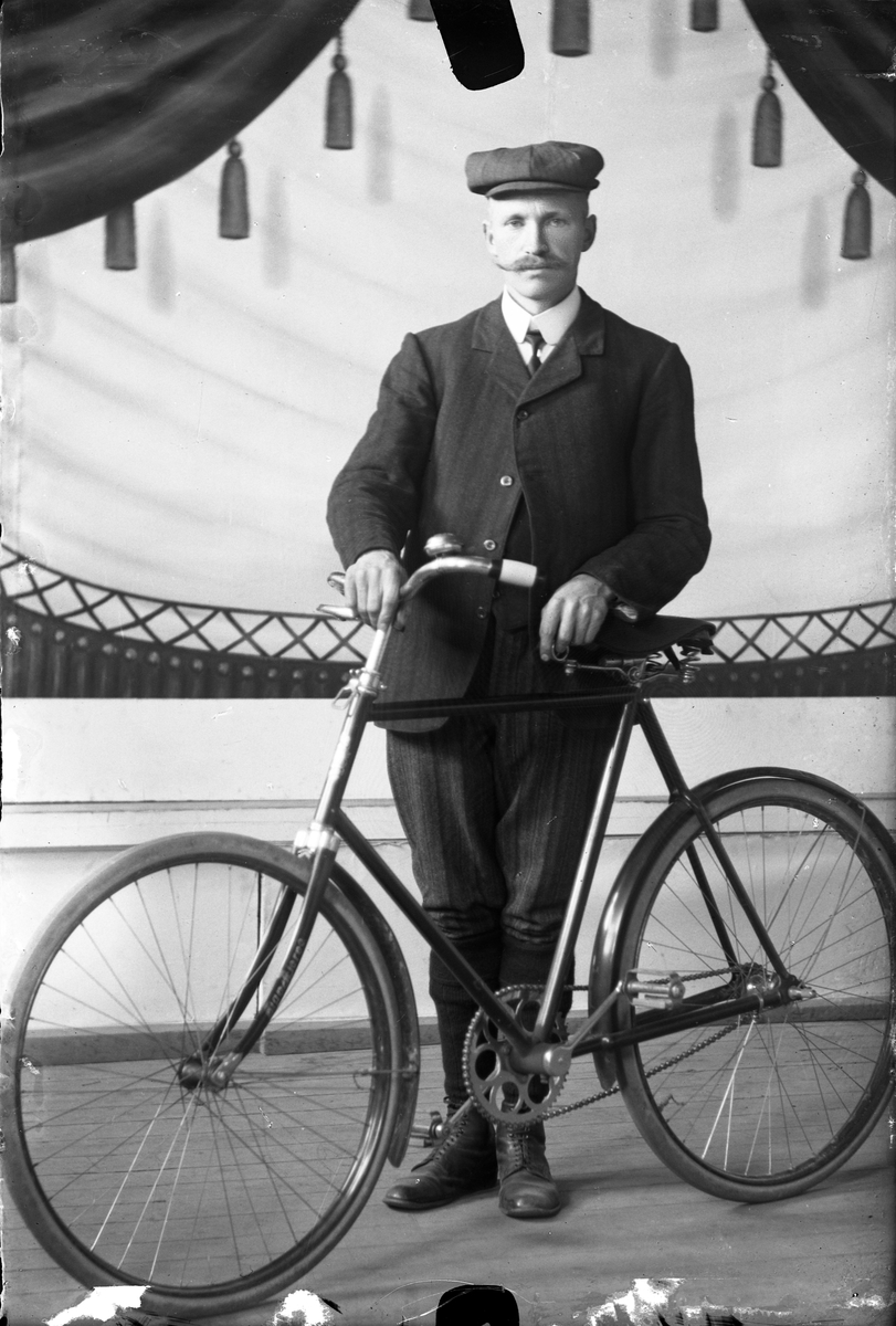 Portrett av mann med sykkel