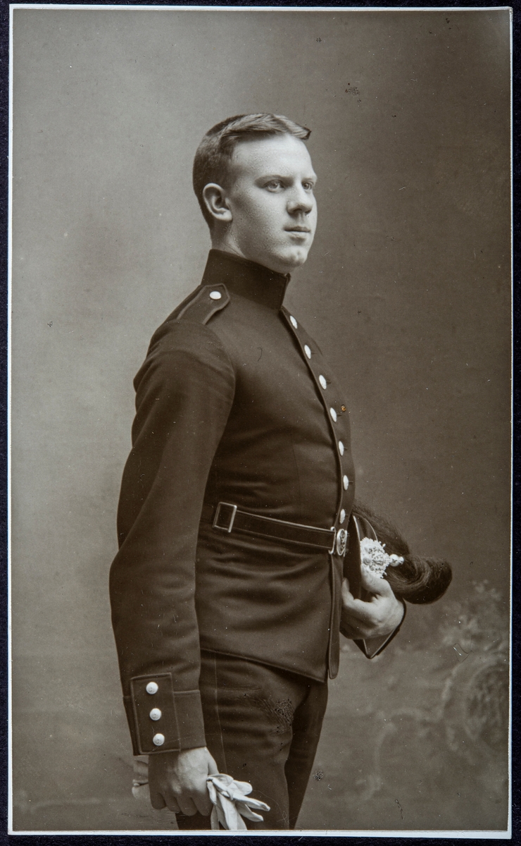 Portrett Harald Kristoffer Smestad (1889-1912) i militæruniform. 
Harald Kristoffer Smestad ble født 2. september 1889. 
Etter avtjent militærtjeneste studerer han jus ved universitetet i Kristiania, 
Han døde høsten i 1912, da var han fortsatt student ved det juridiske fakultetet.