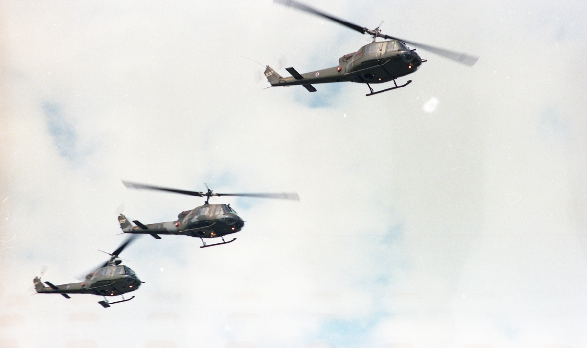 3 Bell UH-1B i formasjon.