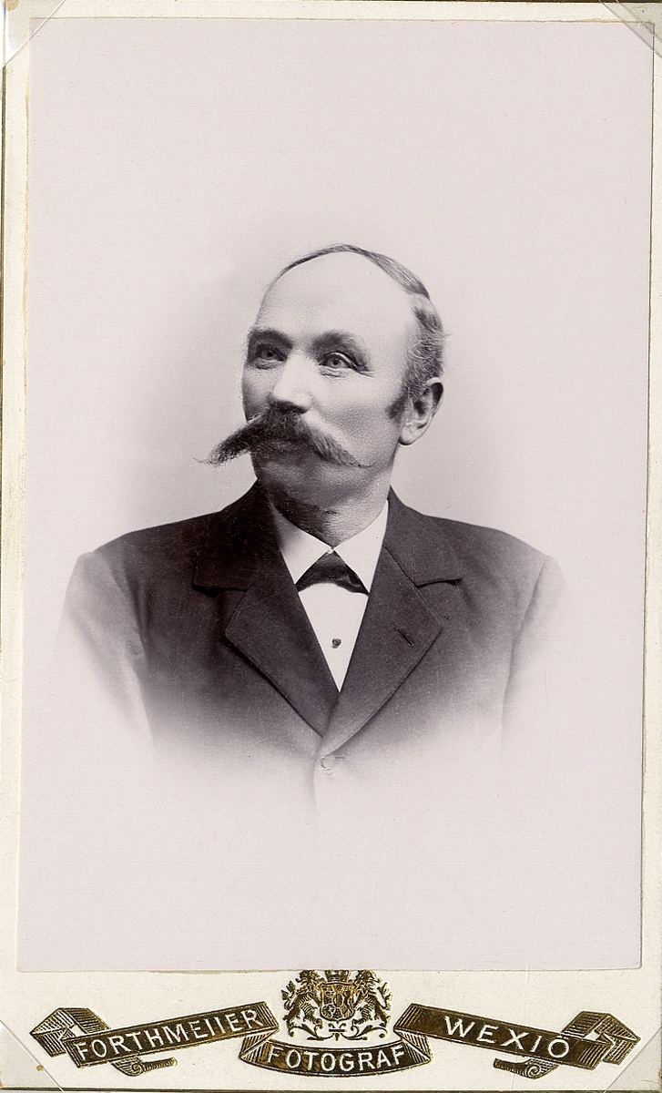 Porträttfoto av Carl Sjögren (1848-1919), Växjö. 
Bröstbild, halvprofil, ateljéfoto. Ca 1900.