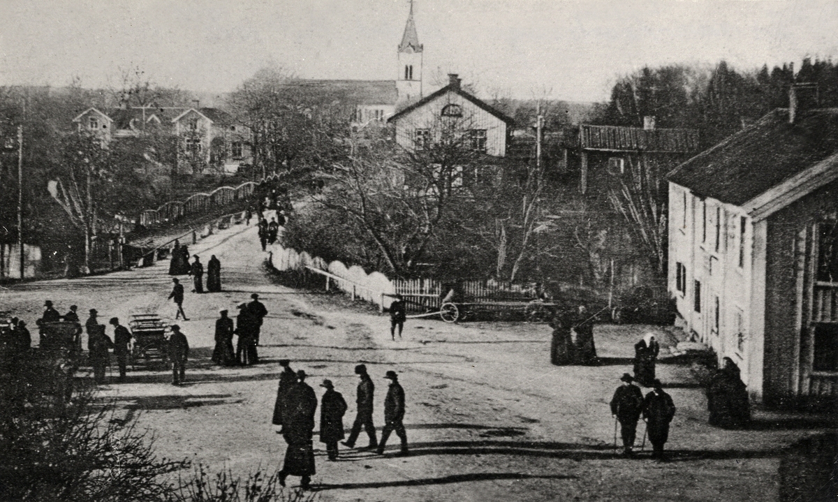 Marknadsdag i Vrigstad, 1890-tal. Vy från torget mot kyrkan.