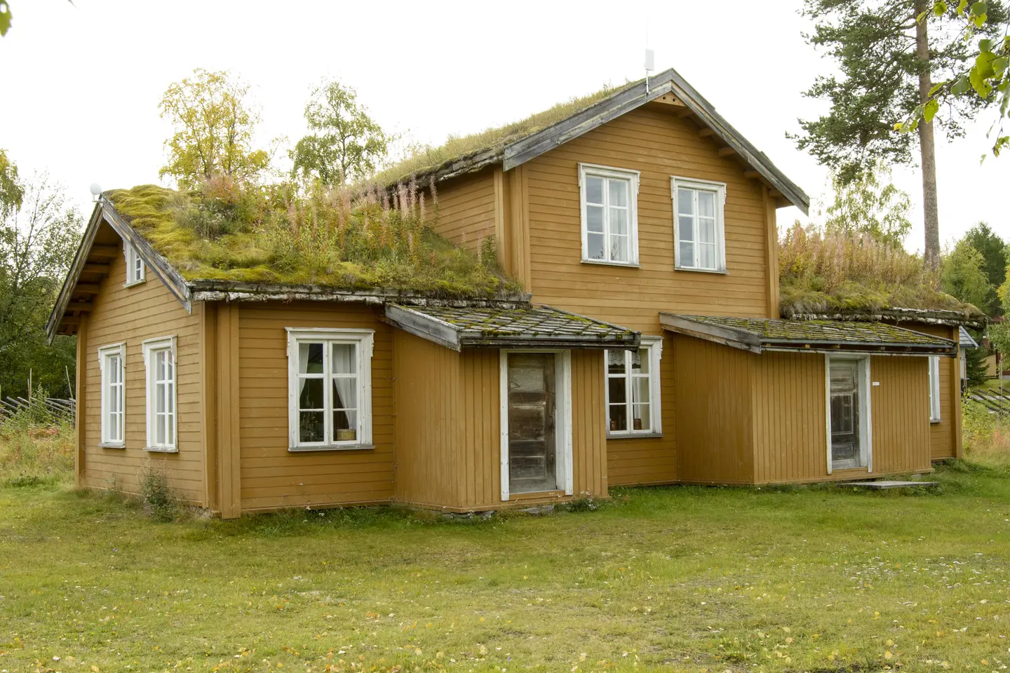 1. 	Motrøbygningen.  Kaffekvernbygning, fra Motrøen, datert 1909, ombygd fra ei østerdalsstue i tømmer. Påbygg til tre rom, med loft over midtpartiet med møne på tvers av husets lengderetning. Derav navnet. Panelt både utvendig og innvendig.