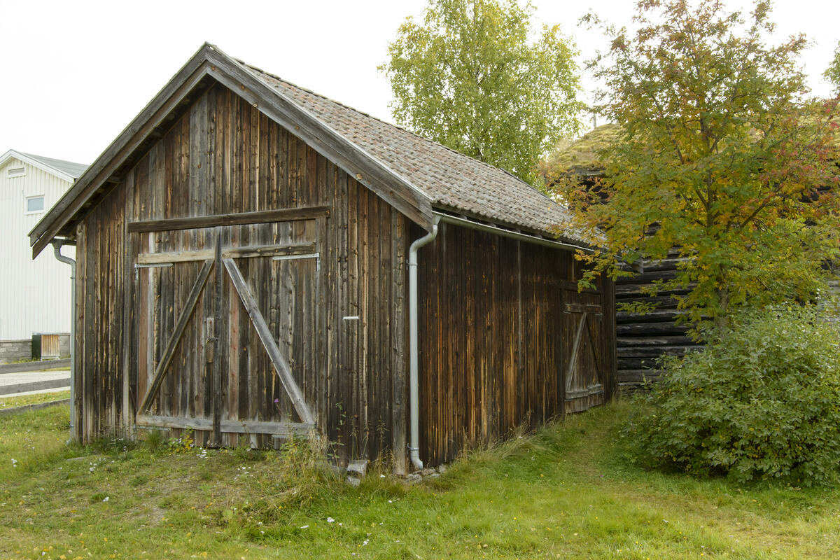 Maskinhus- Nybygd med materialer fra stallen på Ramsmoen. Rommer et treskeverk, modell Edv. Bjørnerud fra treskelaget i Brydalen.
