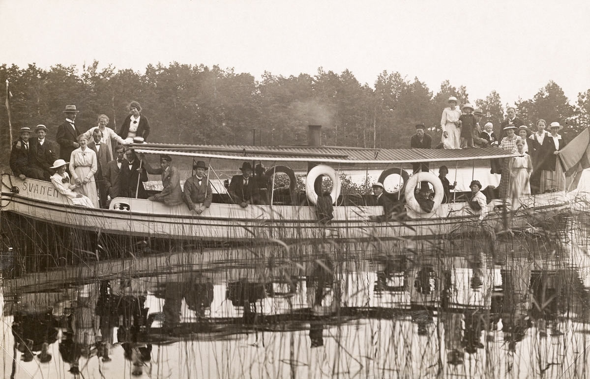 Ångbåten "Svanen" med passagerare på Ivösjön, ca 1920.