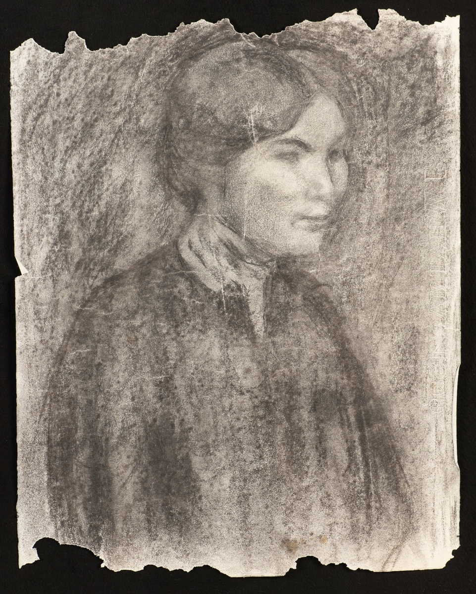 Portrett av ung kvinne i halvprofil