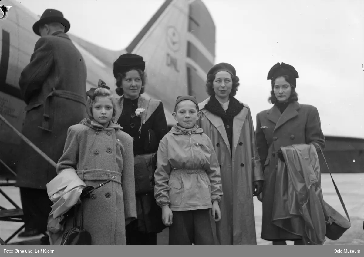 Oslo lufthavn Fornebu, gruppe, kvinner, mann, barn på vei til ferie i Belgia, fly