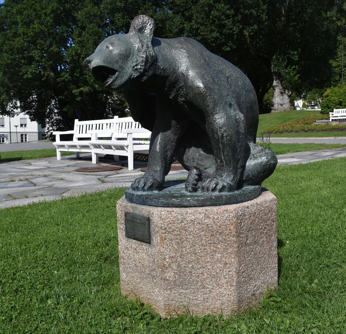 Kløende bjørn [Kunst i offentlig rom]