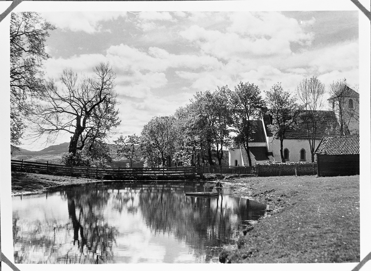 Hoff kirke, Østre Toten, med gåsedammen på prestegården i forgrunnen. Bilde fra ca. 1931-34.