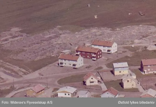 Flyfoto av boligområde på nedre Lande i Tune, med Statsminister Kolstads vei, Sindings vei og Ulstens vei. "Ørkenhusene" er ennå ikke bygget så Ulstensvei brl ligger alene.