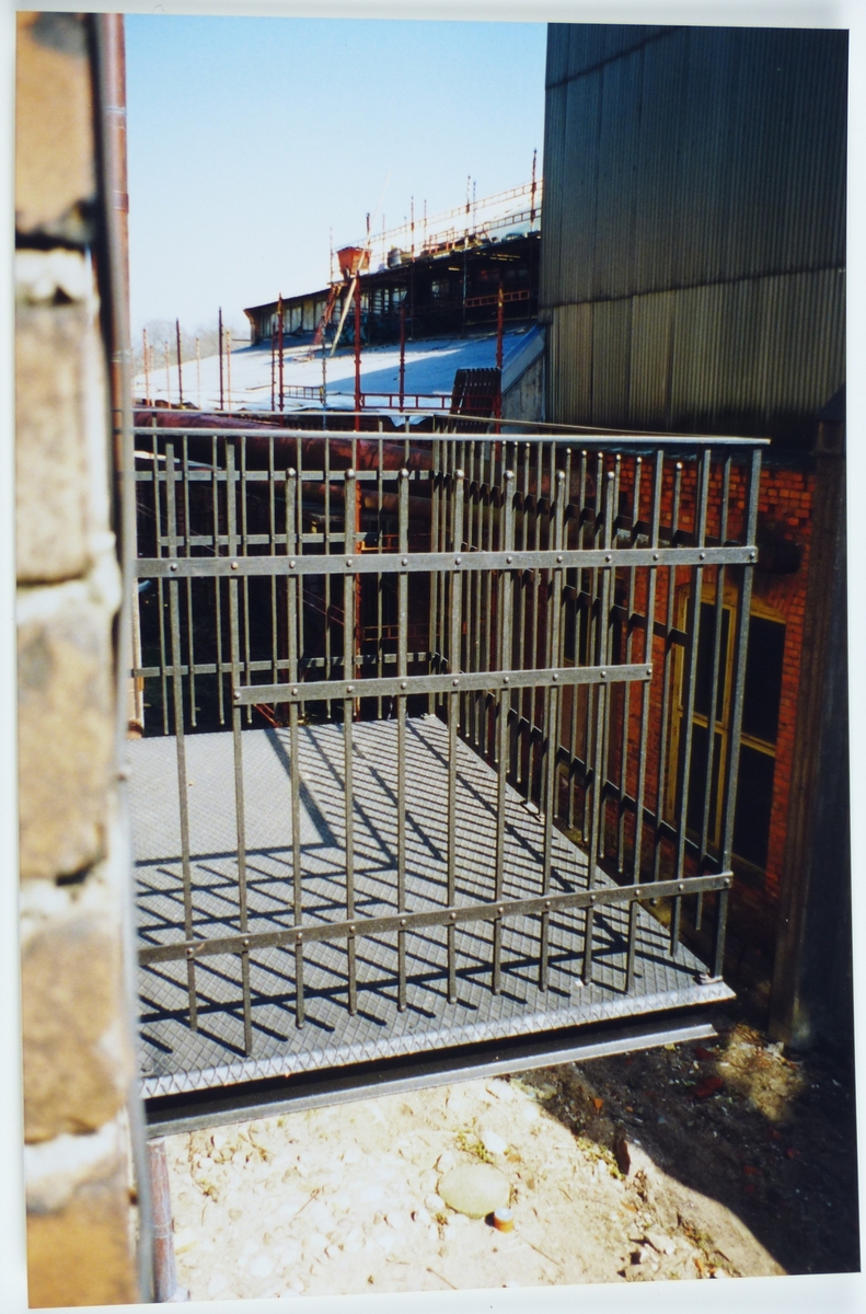Brukskontorets nya balkong i smide från 1998. Takrestaurering Gjuteriet.
