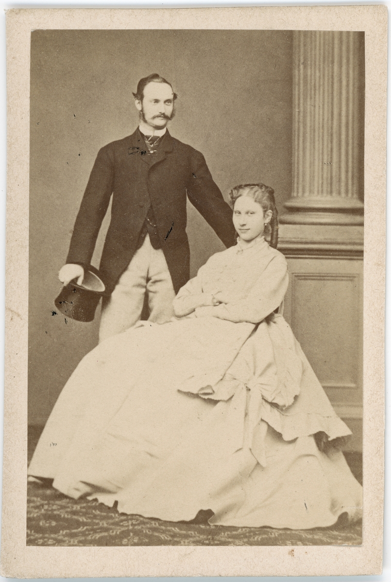 Kabinettsfotografi - kronprins Fredrik och prinsessan Lovisa, sannolikt 1868