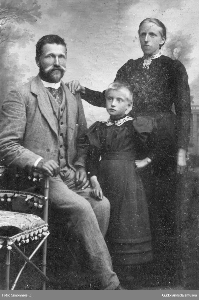 Gregor Rudsar, Øyberg (f. 1857), kona Marie Rudsar (f. Synstnes 1860) og dotter Marit Øyberg (f. 1883 g. Jensen)