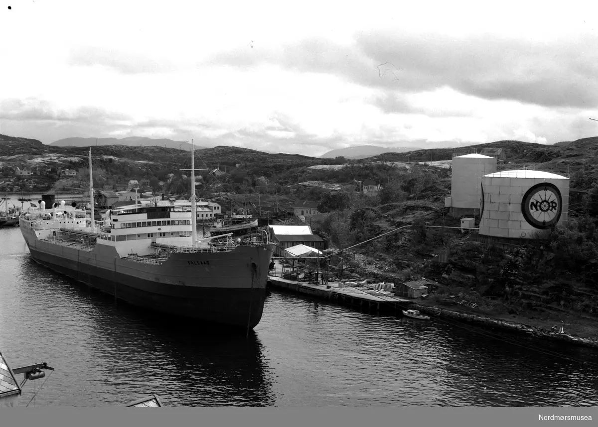 Foto av skipet Salsaas ved anlegget til Nor 1954. Fra fotoarkivet etter portrettfotograf Claus Monge. Nordmøre museum overtok samlingen fra sommeren 2011.