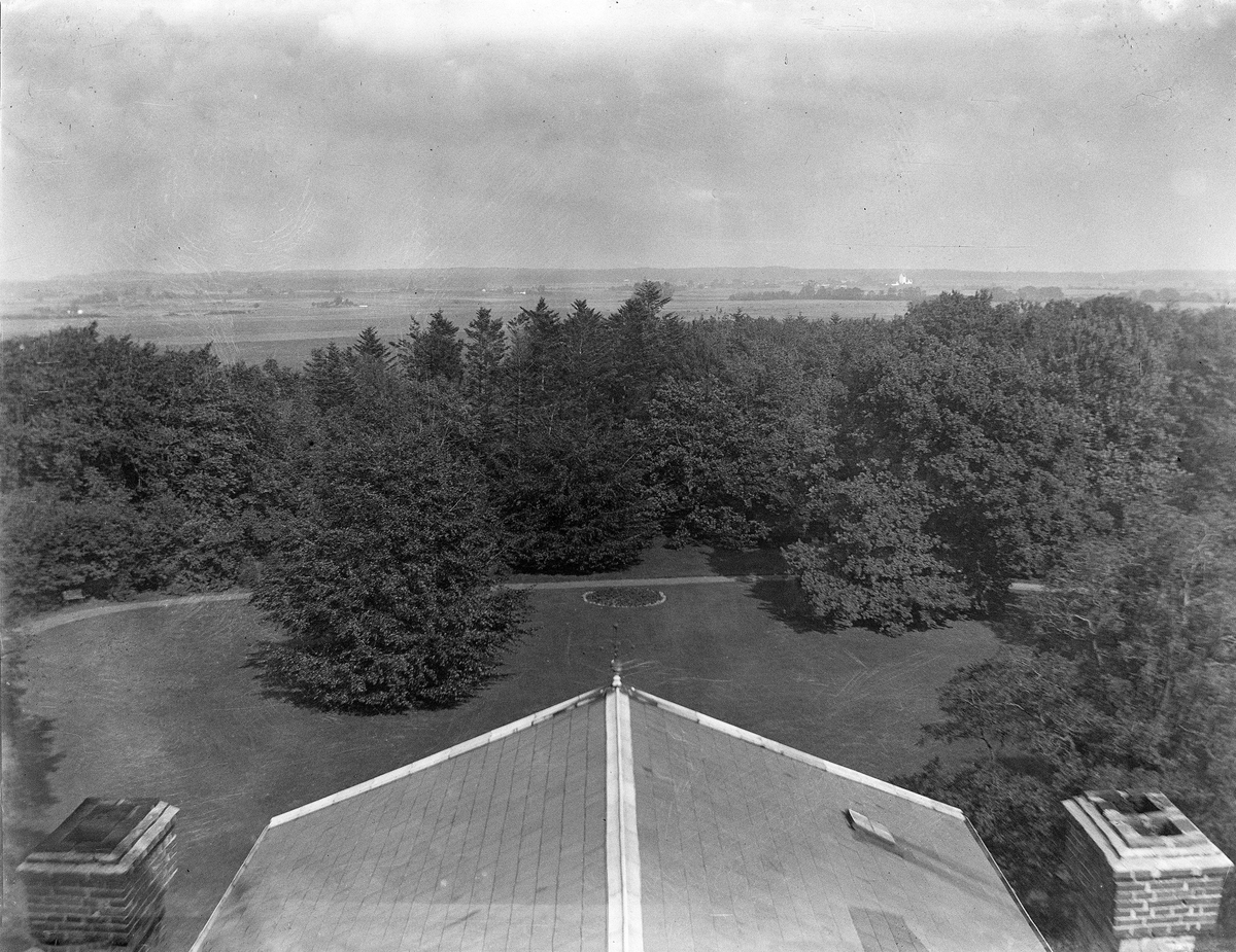 Utsikt fra hovedhusets tak.