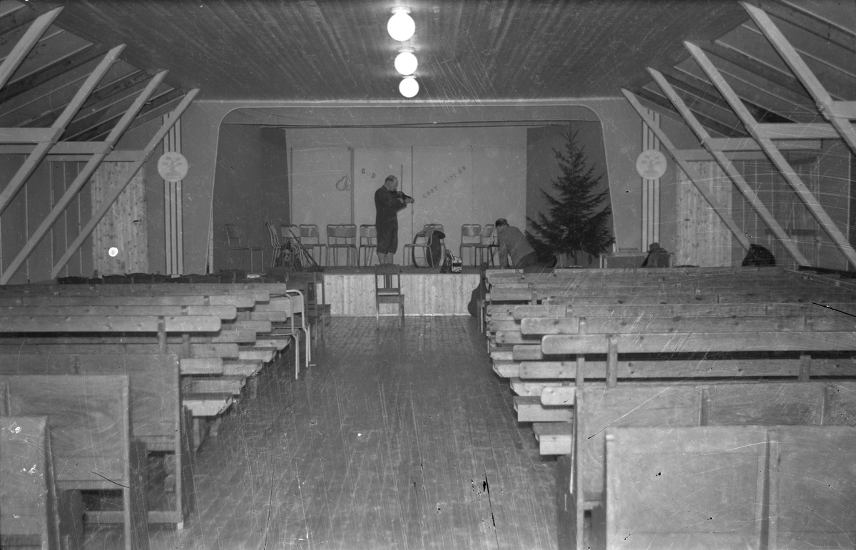 Revehallen i Ølen før juleforestilling, 1970. På scenen står Ola Skei med fela.