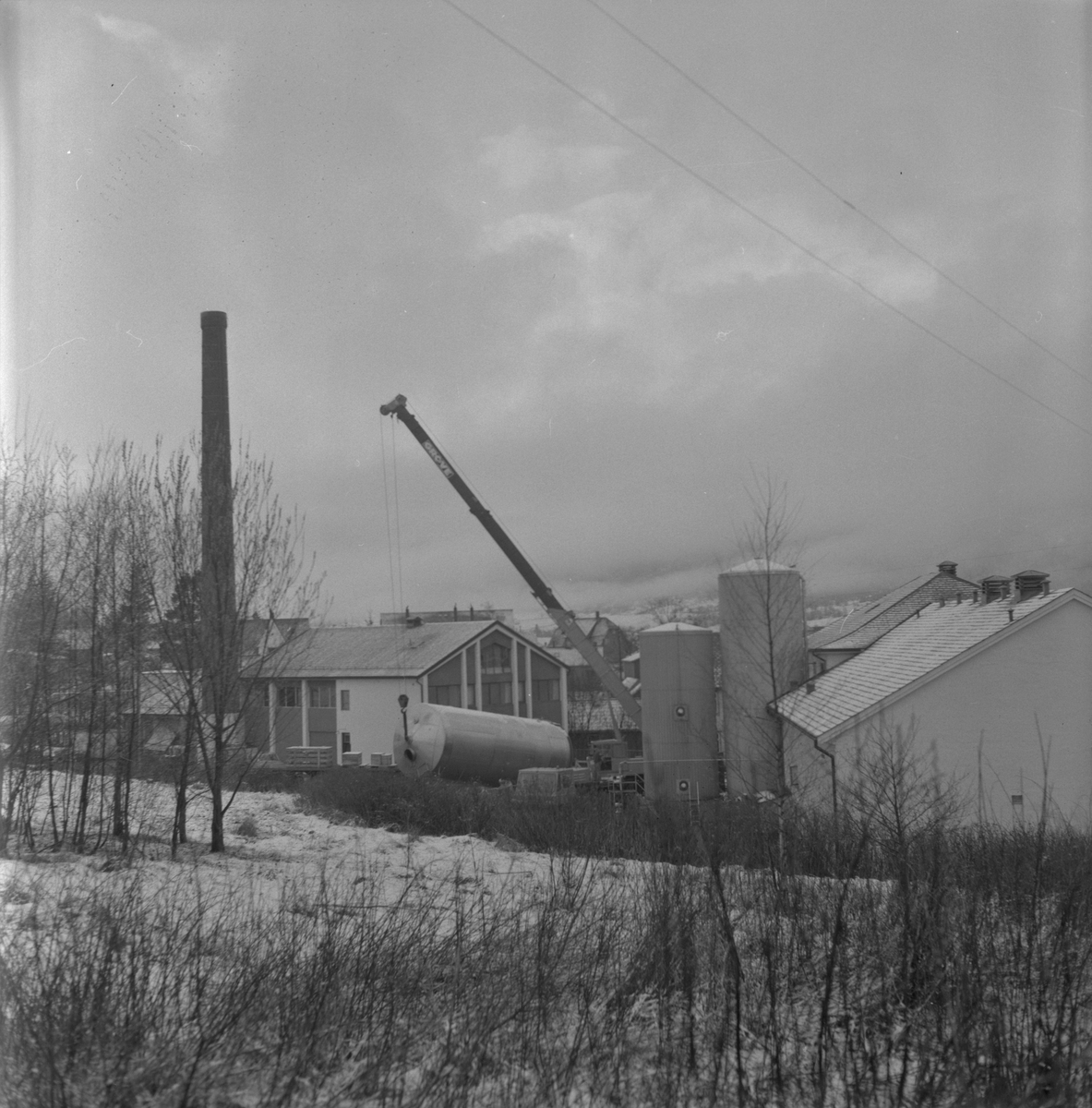 Montering av mjølkesilo ved meieriet i Ølensjøen i Ølen, 1975.