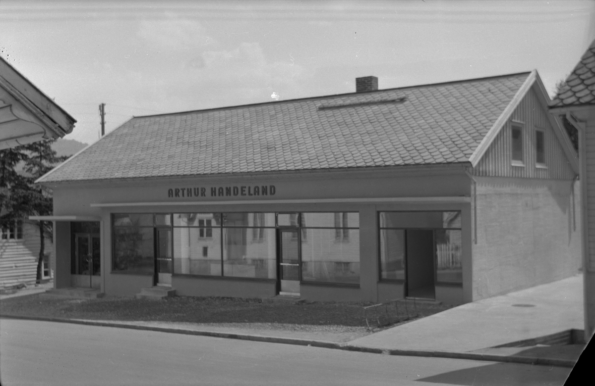 Arthur Handeland sin butikk i Ølensjøen i Ølen, 1975.