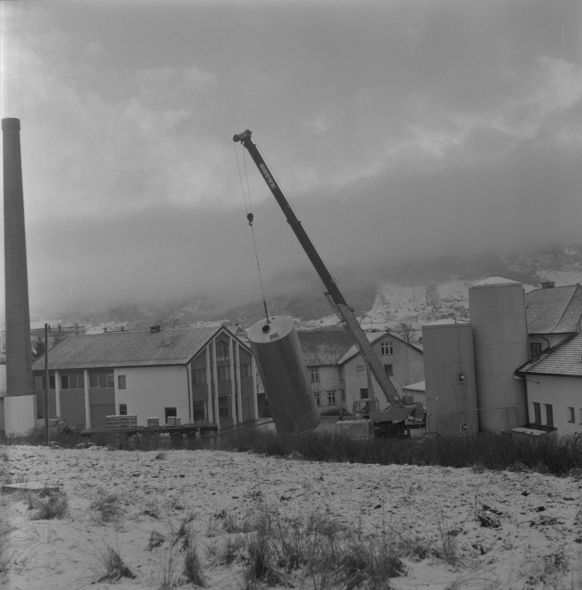 Montering av mjølkesilo ved meieriet i Ølensjøen i Ølen, 1975.