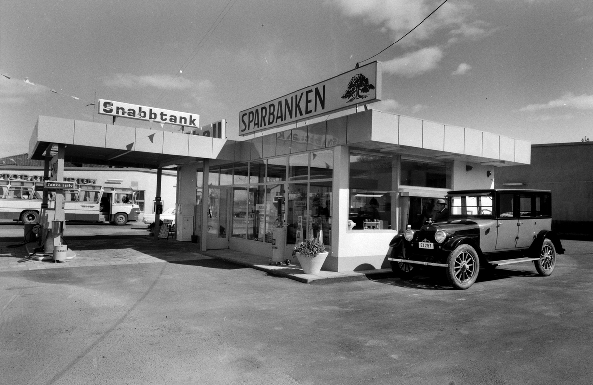 Sparbankens drive in bank vid Shells bensinmack på Industrigatan. 1967