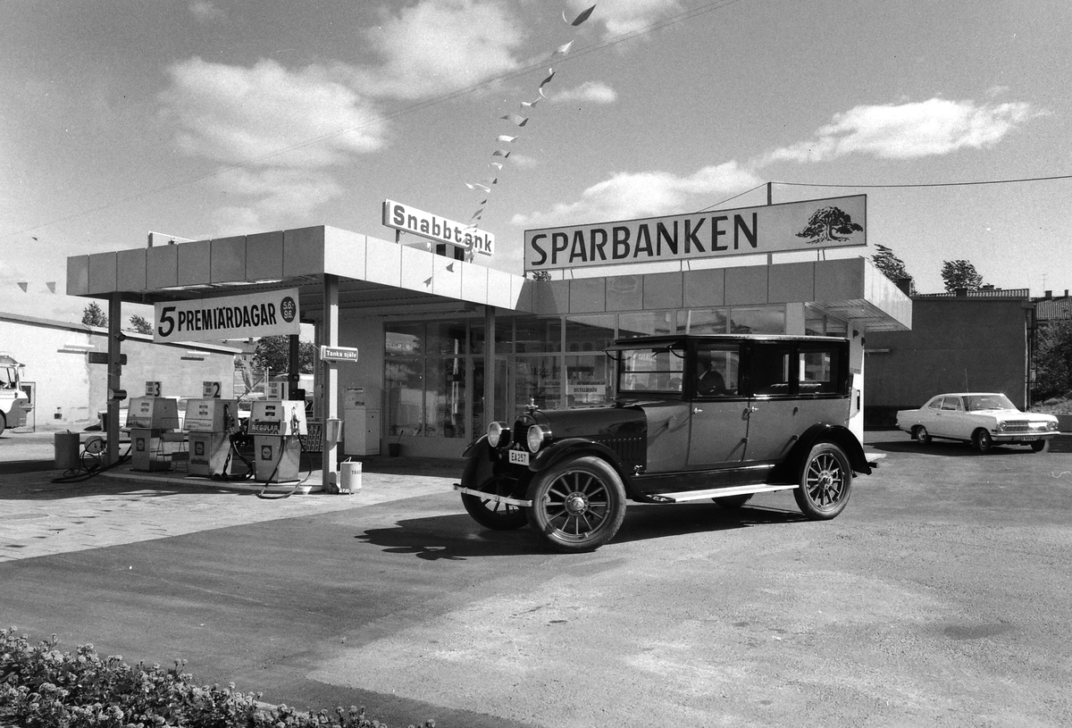 Sparbankens drive in bank vid Shells bensinmack på Industrigatan. 1967