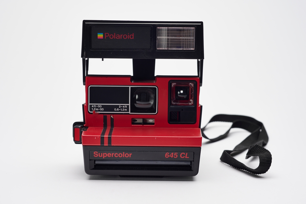 Supercolor 645 CL er et instant kamera produsert av Polaroid. Kameraet er utstyrt med innebygd blits, elektrisk lukker og lukkertider på 1/3 til 1/200 sek. Det anvender 600 film.