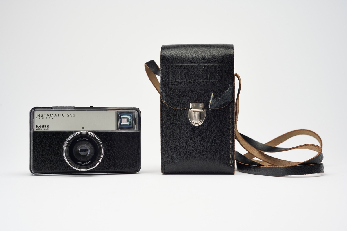 "Load it, you'll love it" var slagordet til Instamatic-serien, produsert av Kodak. Serien ble introdusert sammen med en ny kassettfilm. Denne, 126 kassettfilmen, designet av Dean M. Peterson (1931-2004), gjorde det umulig å lade kamera feil og ble en stor suksess. Instamatic 50 ble introdusert for det engelske markedet i februar 1963, en måned før USA lanserte sin første modell, Instamatic 100.
Instamatic 233 er et enkelt 126 kassettkamera, produsert av Kodak (England og Tyskland) fra 1968 til 1970. Det er utstyrt med blitsfeste, Reomar f/6.6, 41 mm objektiv og lukkerhastigheten kan stilles inn på ulike værsymboler for eksponeringskontroll. 
Bildestørrelse: 28 x 28 mm.
Lukkertider: 1/40 sek., 1/80 sek.
Kameraetui medfølger.