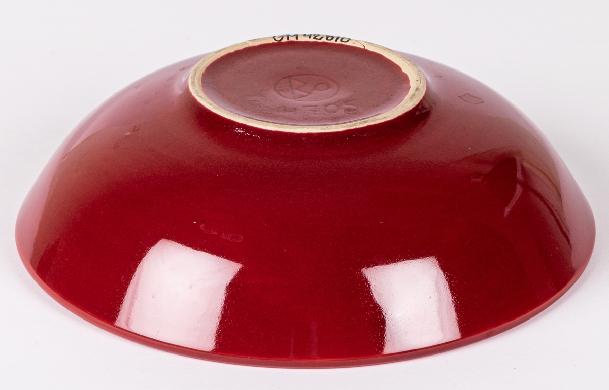Skål eller skållrik, lergods, röd glasyr, formgiven av konstnär Maggie Wibom 1933 för Bo Fajans.