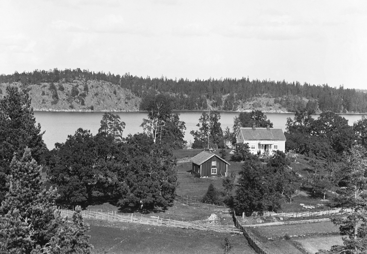 Vy över Hindö i Sankt Annas skärgård. Vid tiden för bilden arrenderades gården på ön av före detta sjökapten Karl Ferdinand Björklund.