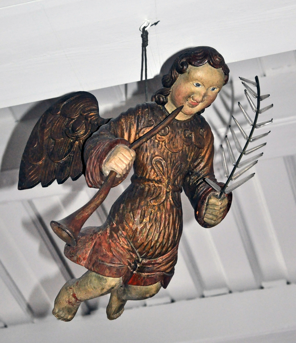 Fra protokollen (Hals):
Kirkefigurer. 

Fra protokollen (Hoel):
Kirkefigur. Engel med basun og palmegren av glas. Dragt og vinger gyldne.