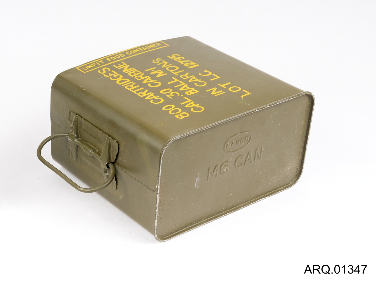 Metallbokser for ammunisjon til US Karabin, olivengrønne med håndtak og gul påskrift, 6 stk. Skåret opp på siden.